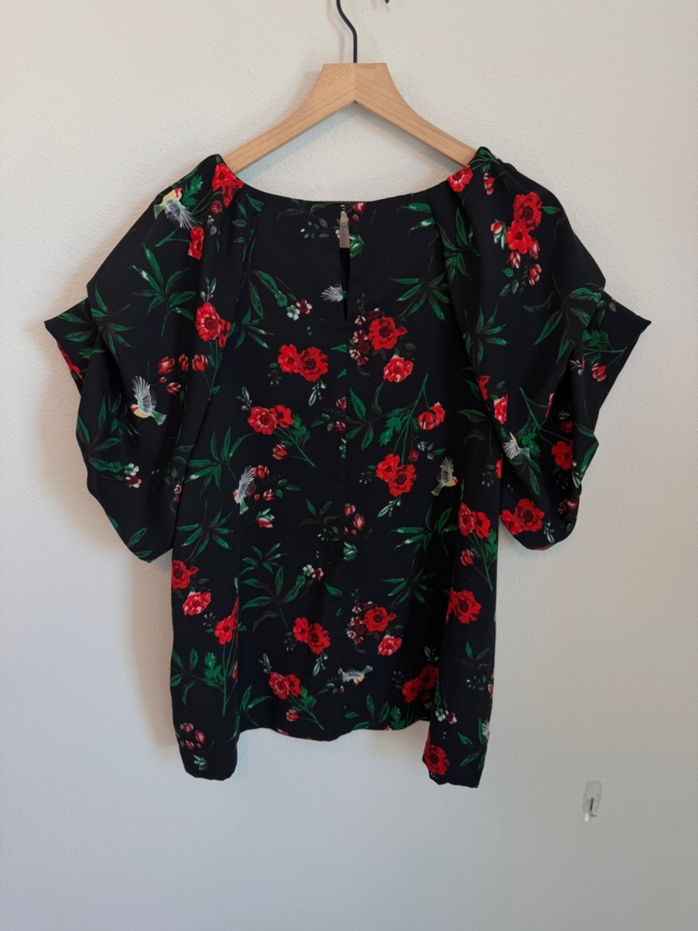 Gibson Latimer Black Blouse with birds and Red Floral - Picture 5 of 11